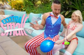 Здоровяк круто пердолит милую блондинку