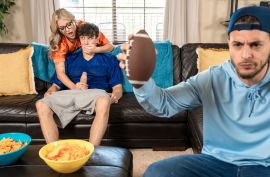 Блондиночка сильно  захотела хуй