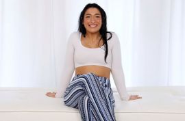 Секси брюнетка очень круто долбится