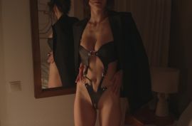 Красотка игрушкой себя ласкает