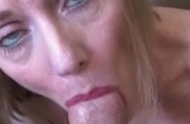 Зрелка  с большими дойками берет хер  в ротан