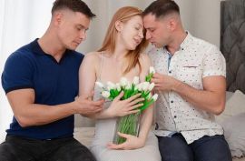 Парни на двоих выебали худую милую девку