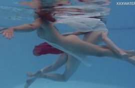 Голые телки под водой