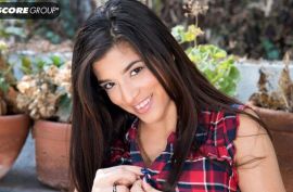 Очень грудастая самка ласкает киску