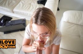 Дал телочке в очках соснуть член