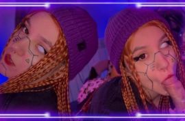 Милашка берет в ротан и долбится в киску