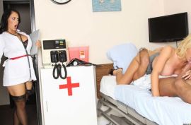 Сучки и один массивный хуй - ебля на троих