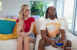 Негр натянул на конец белую крошку