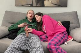 Девка дрочит пацану хуй