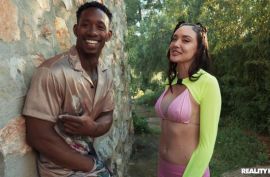 Ебутся на природе - красотка и негр