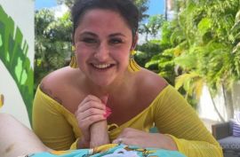 Пышногрудая курва принимает в ротан и долбится