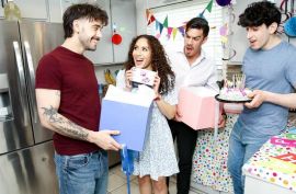 Красотку пацаны дырявят в анальчик