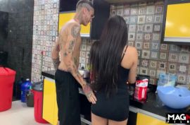 Одна сисястая шлюха готова поебаться