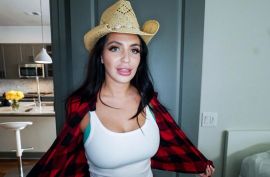 Суку милфу мощно пердолит огромный хуй