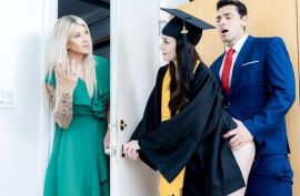 Одна телочка ебется, вторая смотрит