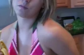 Девка кушает и сосет банан