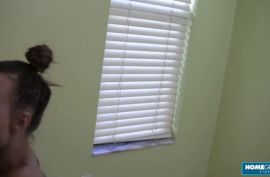 Сучка круто сосет двум