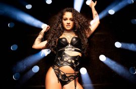 Красотка отлично шалит с игрушкой