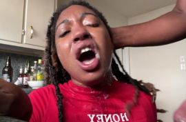 Дал своей черной бабе грубо сосать