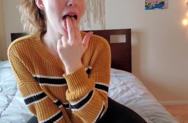 Сиськастая телка  шалит с дыркой