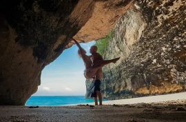 В пещере на пляже  самец долбит красотку