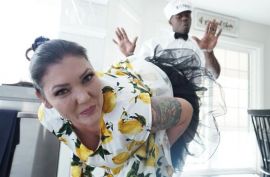 Негр мощно дрючит белую толстую бабу