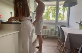 На кухне отодрал свою секси девушку