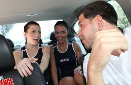 Ебля в машине с роскошными самками