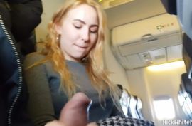 В самолете молодая девушка согласна сосать