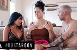 Мужик имеет сразу двух телок