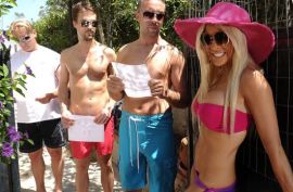 Мамаша с большими дойками имеет крепкий хуй