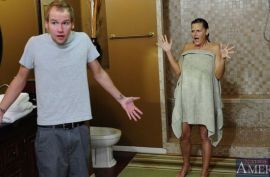 Милфа с отличными дойками жарко ебется