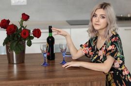 Милая деваха мастурбирует себе киску