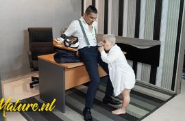 Бабу карлика выебал парень