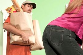 Тощую сучку шпилит крепкий хер