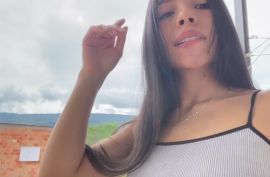 Девка молодка милашка танцует и мастурбирует