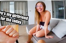 Сучка принимает на ротан и трахается