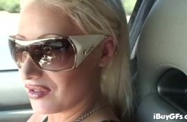 Сисястая мама отлично берет в рот и между сисек