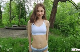 На природе молодка берет в ротик