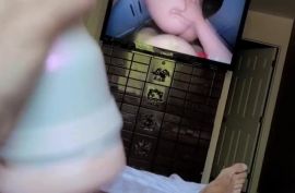 Смотрит порево и дрочит