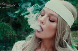 Тощая самка сама себя удовлетворила