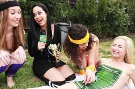 Красивые телочки классно  трахаются с мужиком