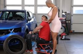 Мужик дал зрелке лизать анальчик