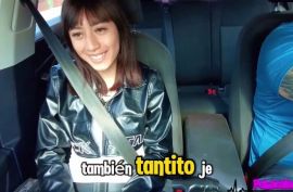 В машине милашка взяла член в ротик