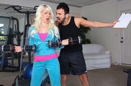 Тренер пердолит шикарную блондинку